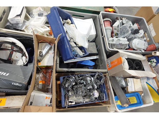 2x pallet toebehoren elektriciteit - afbeelding 1 van  22