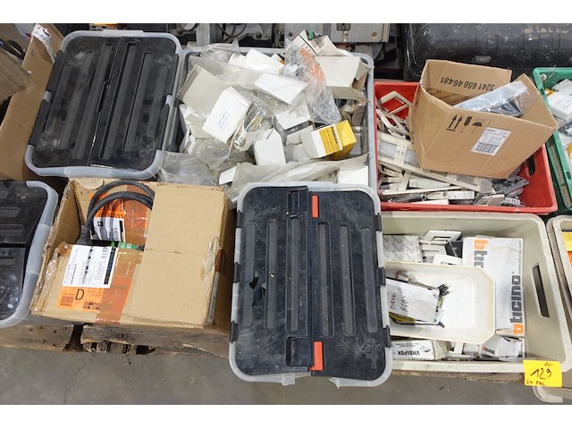2x pallet toebehoren elektriciteit - afbeelding 1 van  24