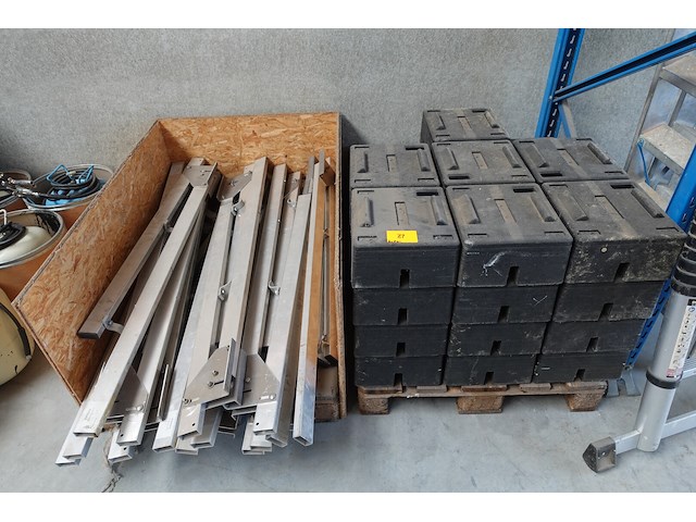 2x pallet toebehoren zonnepanelen - afbeelding 1 van  5