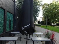 2x parasol met voet