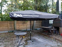 2x parasol met voet