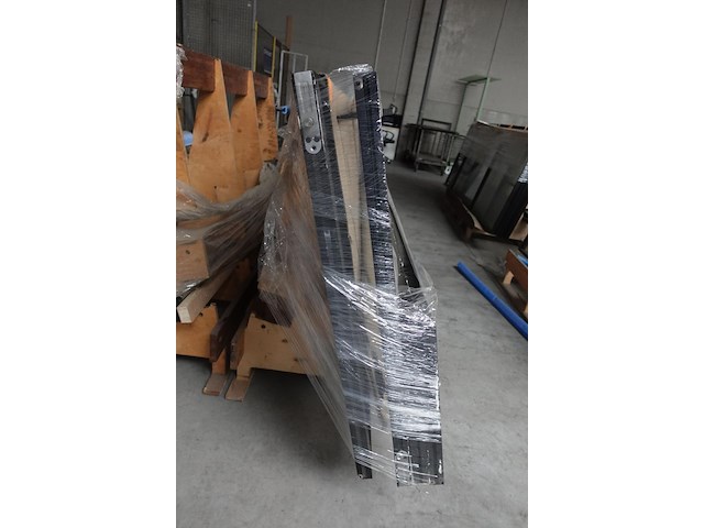 2x pivoterende stalen deur met glas - afbeelding 3 van  4