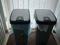 2x plastic vuilnisemmer