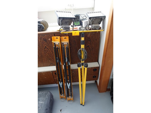 2x plooibare metalen schraag + lamp - afbeelding 1 van  6