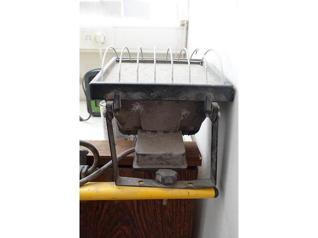 2x plooibare metalen schraag + lamp - afbeelding 4 van  6