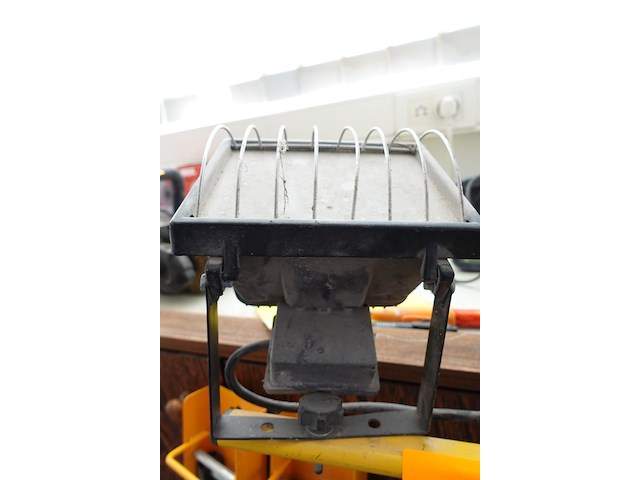 2x plooibare metalen schraag + lamp - afbeelding 5 van  6