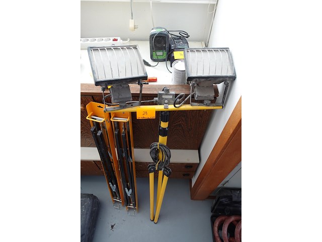 2x plooibare metalen schraag + lamp - afbeelding 6 van  6