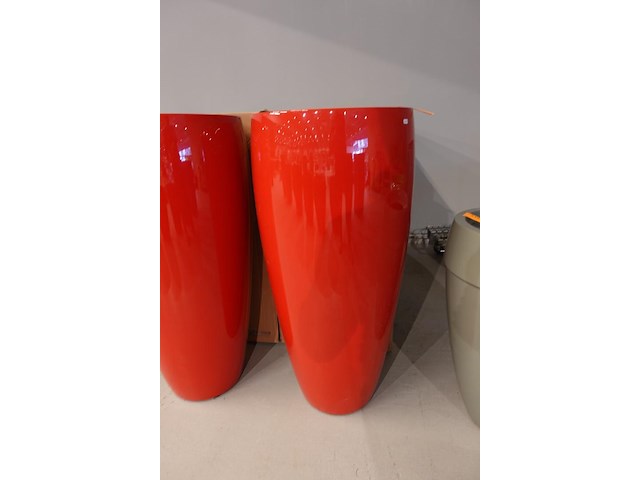 2x polyester bloempot dalat met autolak - afbeelding 1 van  6