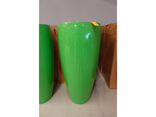 2x polyester bloempot dalat met autolak - afbeelding 1 van  5