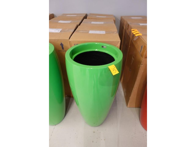 2x polyester bloempot dalat met autolak - afbeelding 3 van  5