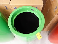 2x polyester bloempot dalat met autolak - afbeelding 4 van  5