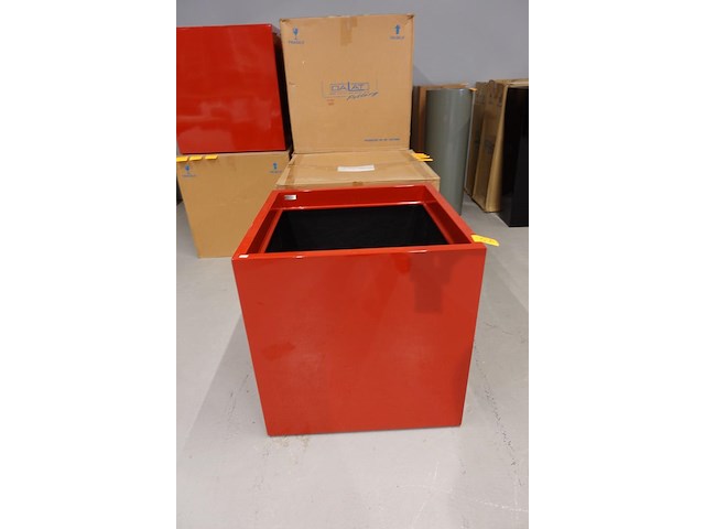 2x polyester bloempot dalat met autolak - afbeelding 2 van  6