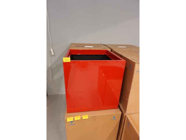 2x polyester bloempot dalat met autolak - afbeelding 2 van  5