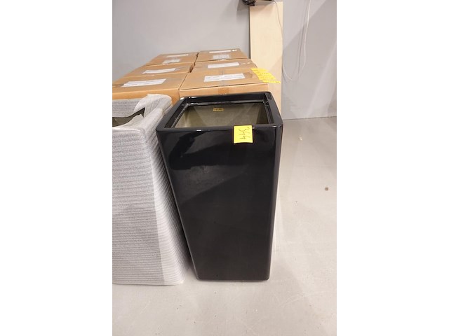 2x polyester bloempot dalat met autolak - afbeelding 2 van  5