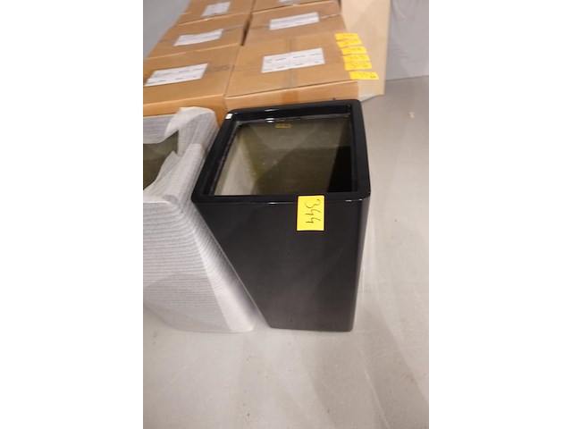 2x polyester bloempot dalat met autolak - afbeelding 3 van  5