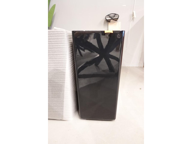 2x polyester bloempot dalat met autolak - afbeelding 1 van  5