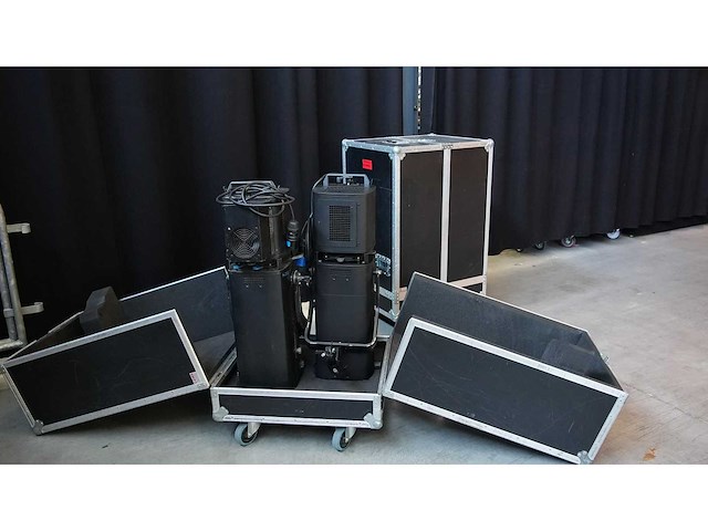 2x projector profile robert juliat 710 sx2 incl flightcase - afbeelding 1 van  2
