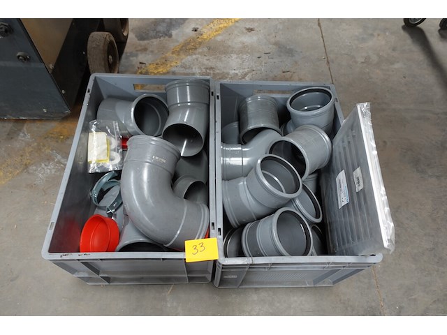 2x pvc box met diverse afvoerbochten en hulpstukken - afbeelding 1 van  4