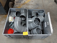 2x pvc box met diverse afvoerbochten en hulpstukken - afbeelding 1 van  4