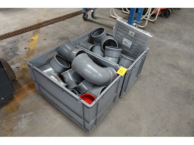 2x pvc box met diverse afvoerbochten en hulpstukken - afbeelding 2 van  4