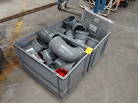 2x pvc box met diverse afvoerbochten en hulpstukken - afbeelding 2 van  4
