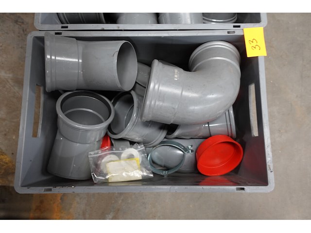 2x pvc box met diverse afvoerbochten en hulpstukken - afbeelding 3 van  4