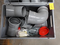 2x pvc box met diverse afvoerbochten en hulpstukken - afbeelding 3 van  4