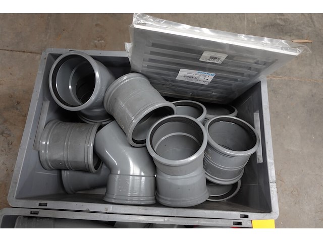 2x pvc box met diverse afvoerbochten en hulpstukken - afbeelding 4 van  4