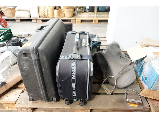 2x reiskoffer + paardenzadel - afbeelding 2 van  5