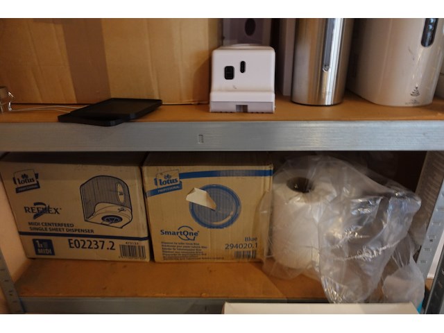 2x rek met inhoud "tork" toebehoren - afbeelding 7 van  11