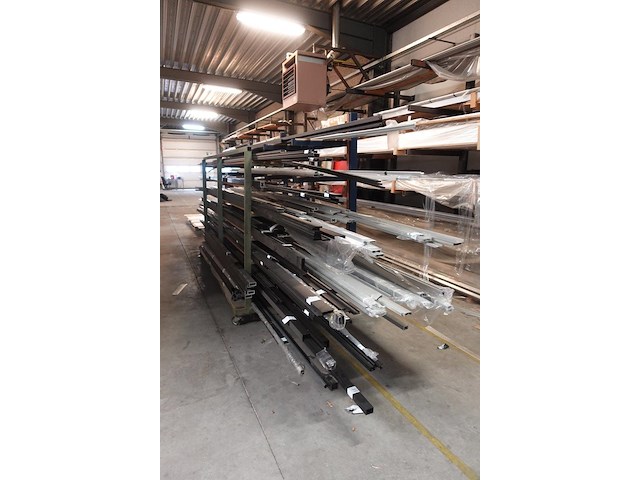 2x rek met inhoud - afbeelding 1 van  6