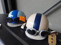 2x retrohelm met bril