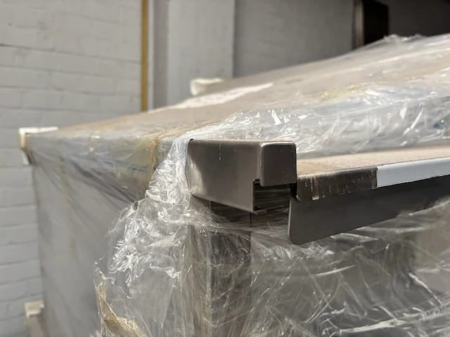 2x rvs uitvoertafel ingang rechts - afbeelding 3 van  5