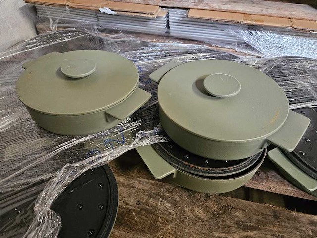 2x serax - surface - kookpot gietijzer camo green 23cm - afbeelding 1 van  4