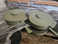 2x serax - surface - kookpot gietijzer camo green 23cm - afbeelding 1 van  4