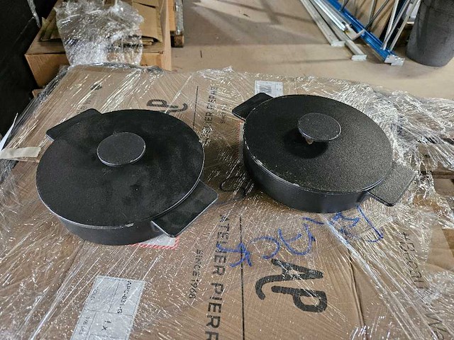 2x serax - surface - kookpot gietijzer zwart 3cm - afbeelding 1 van  4