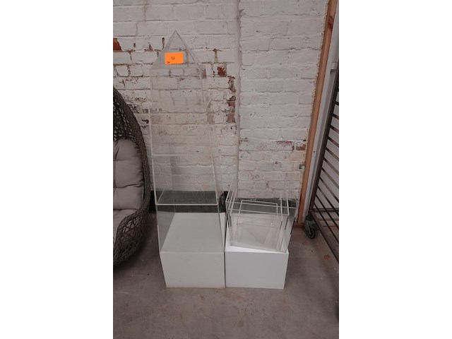 2x sokkelvitrine - afbeelding 1 van  5