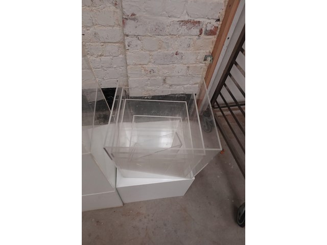 2x sokkelvitrine - afbeelding 3 van  5