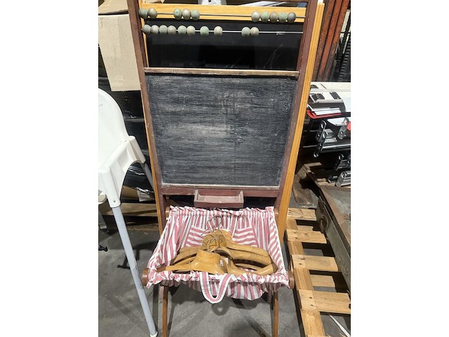 2x tekenbord + mandje met houten kapstokken - afbeelding 1 van  1