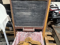 2x tekenbord + mandje met houten kapstokken - afbeelding 1 van  1