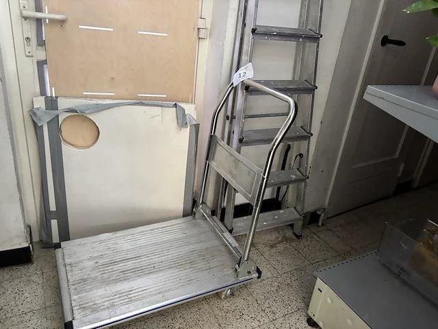 2x trapladder nn & verrijdbare kar - afbeelding 1 van  3
