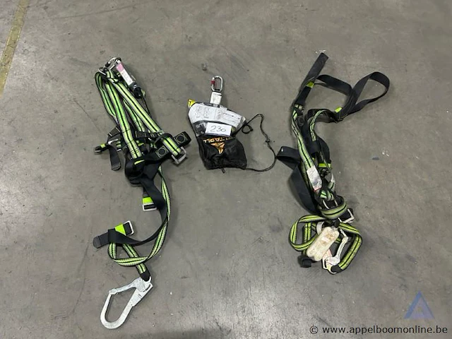 2x veiligheidsharnas deltaplus, met karabiners en valbeveiliging. - afbeelding 1 van  1