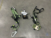 2x veiligheidsharnas deltaplus, met karabiners en valbeveiliging.