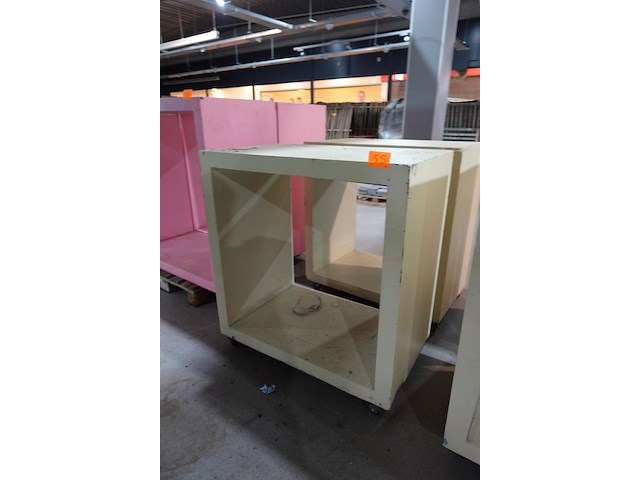 2x verrijdbaar houten presentatiemeubel - afbeelding 2 van  3