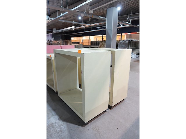 2x verrijdbaar houten presentatiemeubel - afbeelding 2 van  3