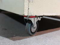 2x verrijdbaar houten presentatiemeubel - afbeelding 3 van  3