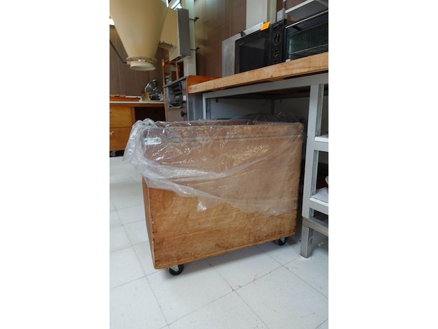 2x verrijdbare houten bakken - afbeelding 1 van  4