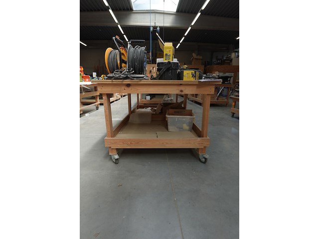2x verrijdbare houten werktafel - afbeelding 1 van  4