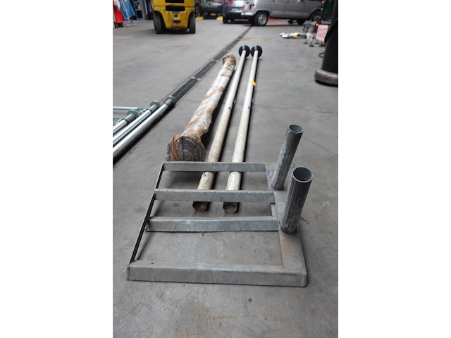 2x vlaggenmast met steun - afbeelding 1 van  3