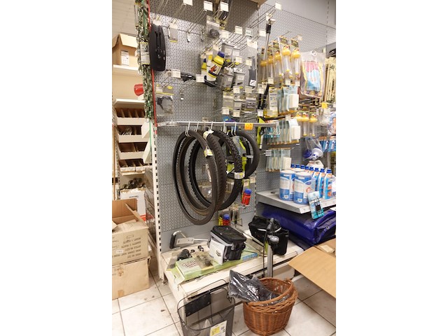 2x volledige inhoud rek fiets toebehoren - afbeelding 1 van  9